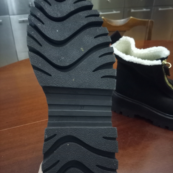 H&M Black Winter Boots with Shearling Lining - Picture 4 of 5